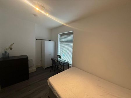 1 bedroom in a house share to rent - Photo 2