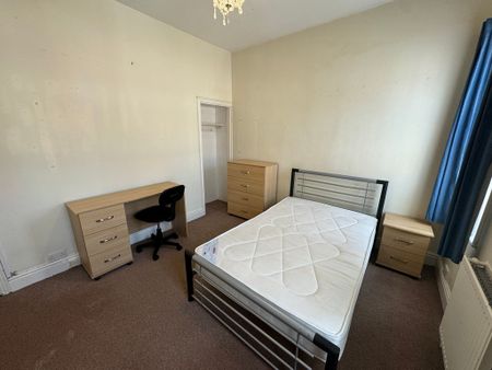 Queen Victoria Street, South Bank - P1076 - Photo 3