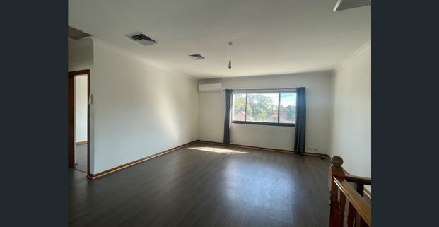 Large bright shop top 2-bedroom flat - Photo 1