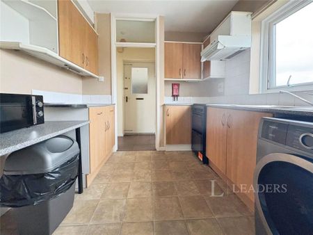 3 bedroom flat to rent - Photo 5