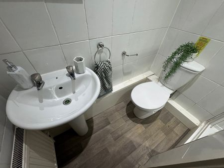 4 bedroom apartment to rent - Photo 4