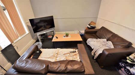 4 bedroom House in Meadow View, Leeds - Photo 3