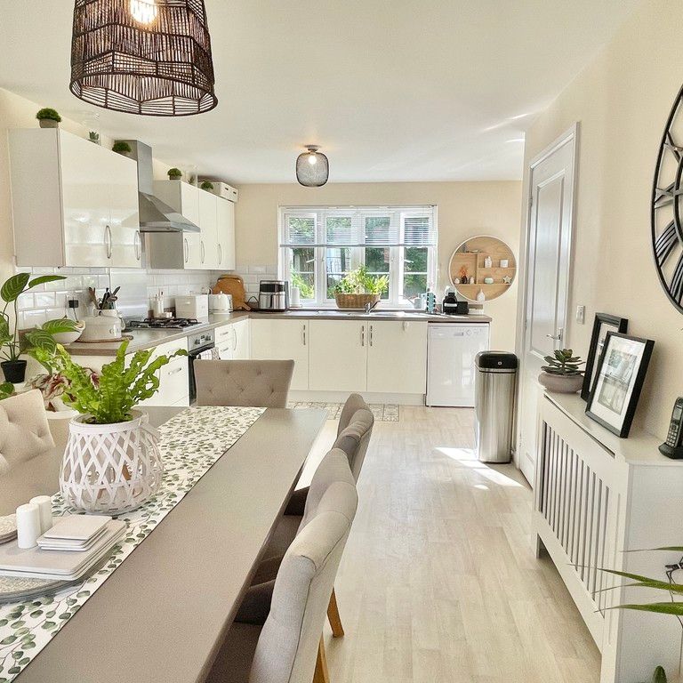 4 bedroom Link Detached Four Bedroom Home to rent - Photo 1