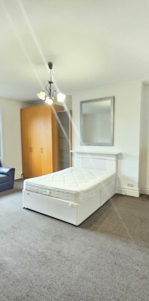 Studio Flat, Abbey Road, NW8 - Photo 1