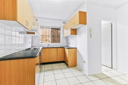 Charming 2-Bedroom Apartment in Serene Canterbury Neighborhood - Photo 3