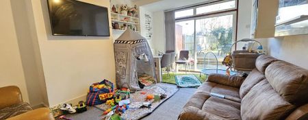 4 bedroom semi-detached house to rent - Photo 4