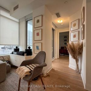 Luxurious feel heart of yorkville + den! - Photo 2