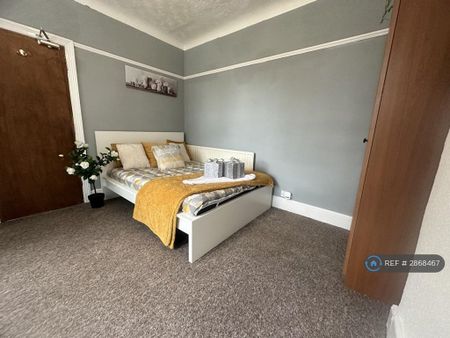 1 bedroom in a house share to rent - Photo 3