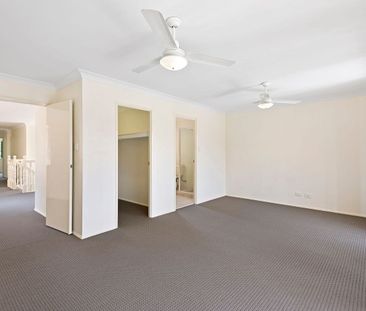 LARGE TWO STORY FAMILY HOME WITH ALL THE SPACE YOU NEED - TWO LIVIN... - Photo 3