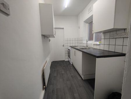 2 bedroom terraced house to rent - Photo 4
