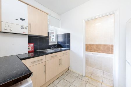 3 bedroom flat to rent - Photo 3