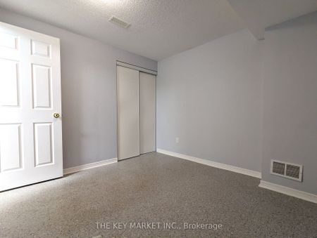 Townhouse For Lease | N8146710 - Photo 3