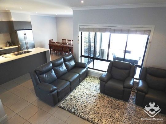 4 BEDROOM LUXURY TOWNHOUSE - Photo 1