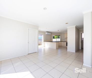 SPACIOUS FAMILY LIVING IN A PRIME SPRINGVALE LOCATION - Photo 3