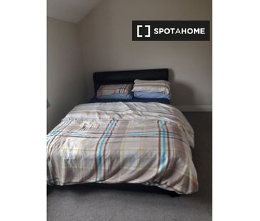 Spacious room in 3-bedroom house in Blancharstown, Dublin - Photo 4