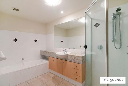 Spacious Unfurnished 3 bed Unit - Photo 4