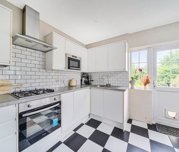 Vale Crescent, Kingston Vale, Greater London, SW15 - Photo 2