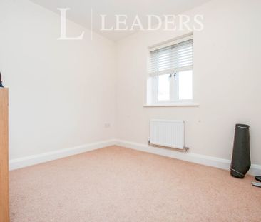 3 bedroom end of terrace to rent Mercer Gardens, SN7 - Photo 6
