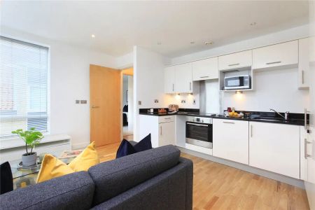 1 bedroom flat in Clapham Common South Side - Photo 3