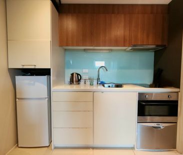 City Living at the Docks with carpark - Photo 4