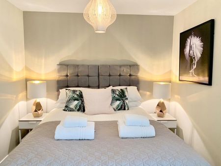 1 Bed Flat, Marco Island, NG1 - Photo 2