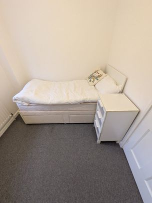 Room in a Shared House, Greestead Gardens, SW15 - Photo 1