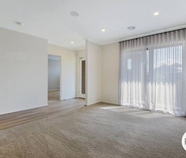 LOVELY FOUR BEDROOM HOME! - Photo 3