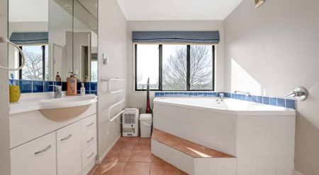 5 bedroom Family home in double cal de sac - Photo 3