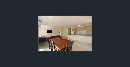 GREAT LOCATION AND CONVENIENT TO QUEENSLAND CONSERVATORIUM'S GRIFFITH UNIVERSITY - PERFECT FOR STUDENTS - Photo 2