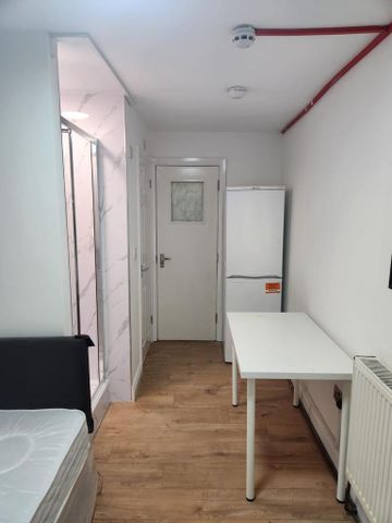 1 bedroom in a house share to rent - Photo 4