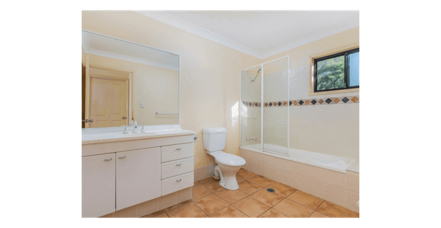 SPACIOUS TOWNHOUSE IN IDEAL LOCATION! - Photo 1