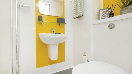 1 bedroom in a flat share to rent - Photo 3