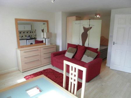 Flat to rent on - Photo 2