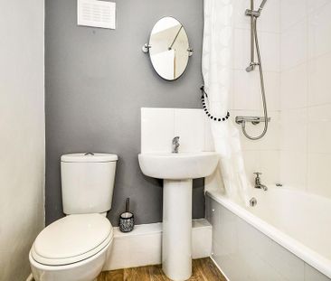 3 bedroom semi-detached house to rent - Photo 3