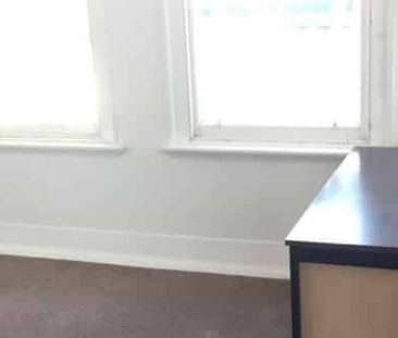 Centrally located flat to uni at a great price - Photo 3