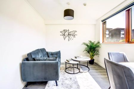 3 Bedroom Apartment - Photo 2