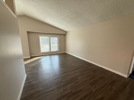Spacious 4-Bedroom Home for Rent - Photo 4