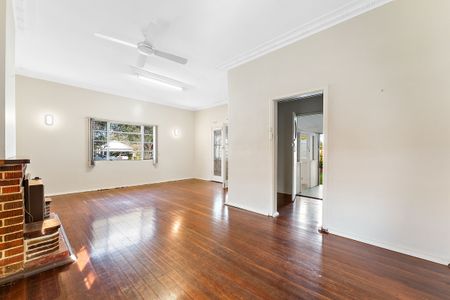 Large family home in great location: 2 Bedrooms plus Sunroom, Games Room & Huge Backyard! - Photo 4