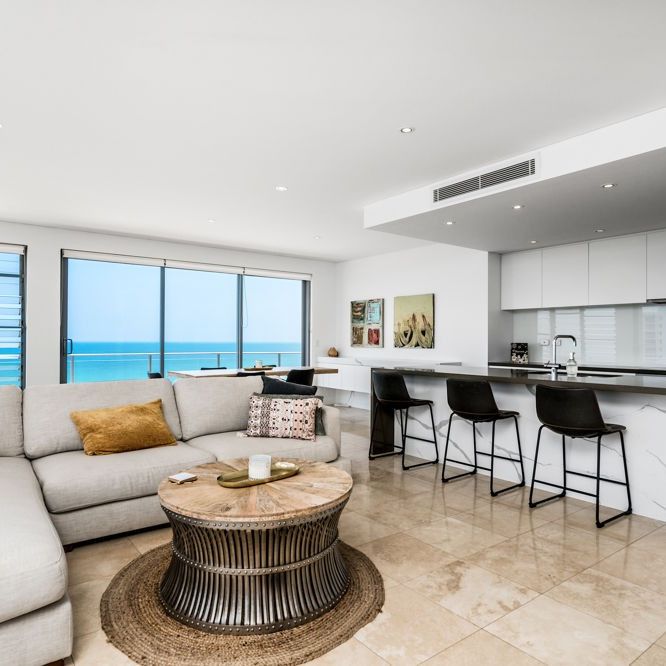 BEACHSIDE PENTHOUSE APARTMENT - RAINBOW BAY - Photo 1