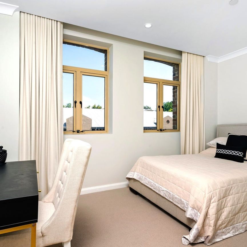 Renovated North Facing Apartment in Famed Warehouse Conversion - Photo 1