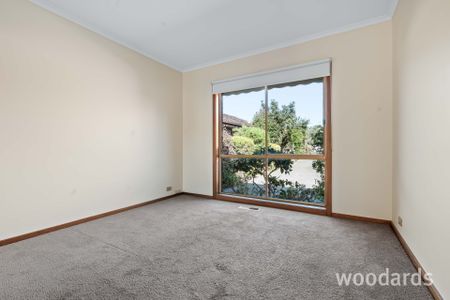 Generous proportions in ideal location - Photo 3