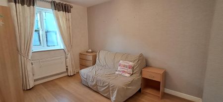 5 bed end of terrace house to rent in Three Valleys Way, Bushey, WD23 - Photo 2