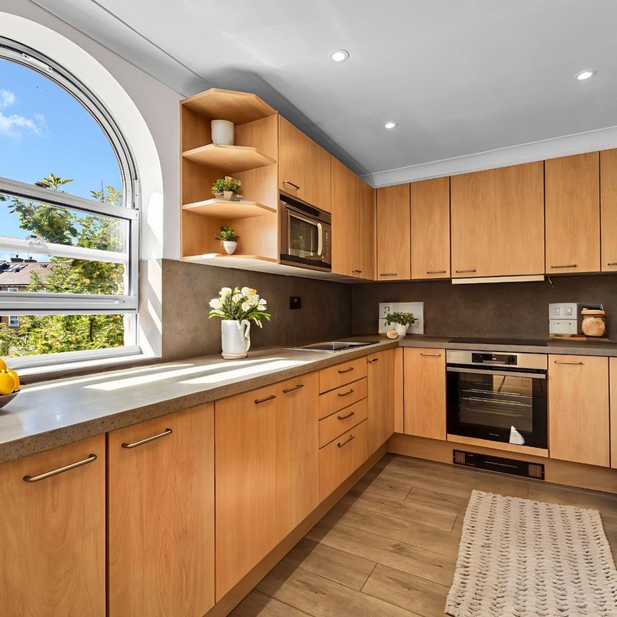 2 Bed Flat, Oriel Drive, SW13 - Photo 1