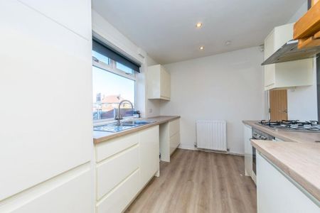 3 bedroom semi-detached house to rent - Photo 2