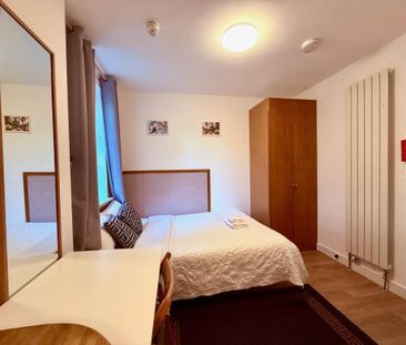 Flat 427 Fulham Palace Road, Fulham W6 9HH - Photo 2