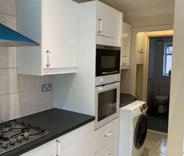 Elmroyd Avenue, Potters, EN6 - Photo 4