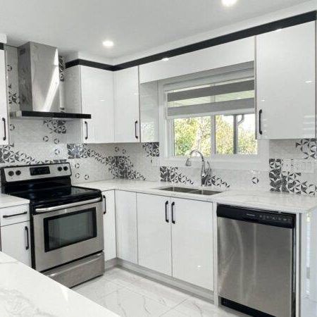 Gorgeous Renovated Home with 2 Kitchens! - Photo 3