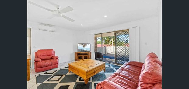Central Benowa townhouse – ideal location & space! - Photo 1