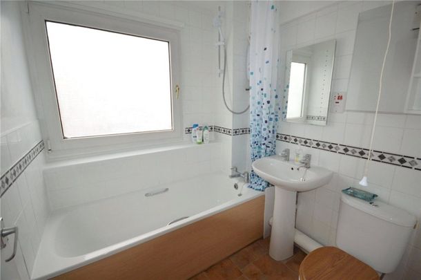 2 Bedroom Flat / Apartment - Lansdowne Avenue, Winchester - Photo 1