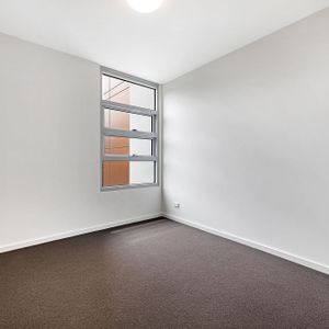 Two bedroom apartment with great views! Storage cage included - Photo 2